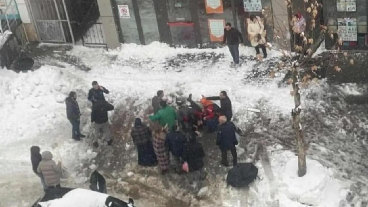 Bingöl'de Çatıdan Düşen Kar Kütlesi: 55 Yaşındaki Kadın Hayatını Kaybetti