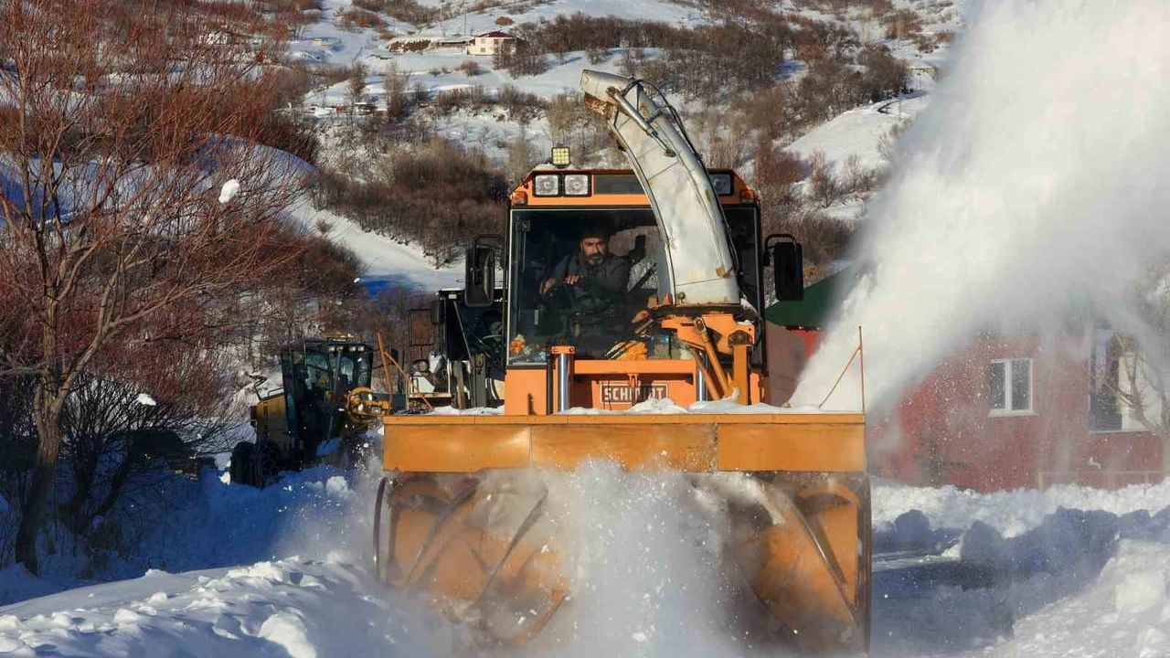 Bingöl'de Kar Yağışı: 95 Köy Yolu Kapalı, Ekipler Aralıksız Çalışıyor