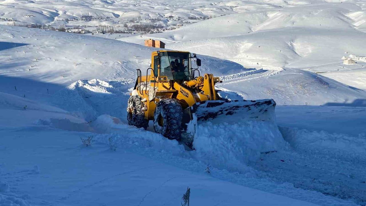 Bingöl'de Karla Mücadele Sürüyor: 46 Köy Yolu İçin 110 Personel Sahada