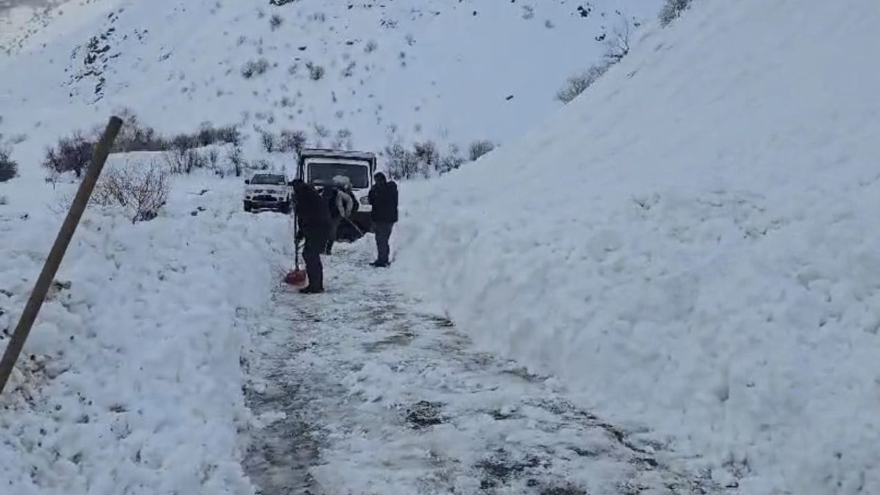 Bingöl'de Karlıova-Yedisu Yolunda Çığ; Vatandaşlar Kürekle Yolu Açtı