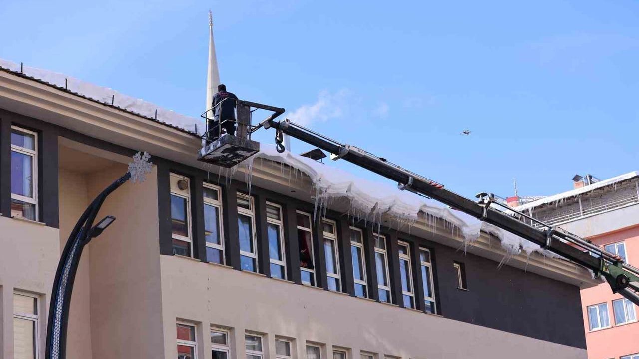 Bingöl'de Tehlikeli Buz Sarkıtları İtfaiye Ekiplerince Temizlendi