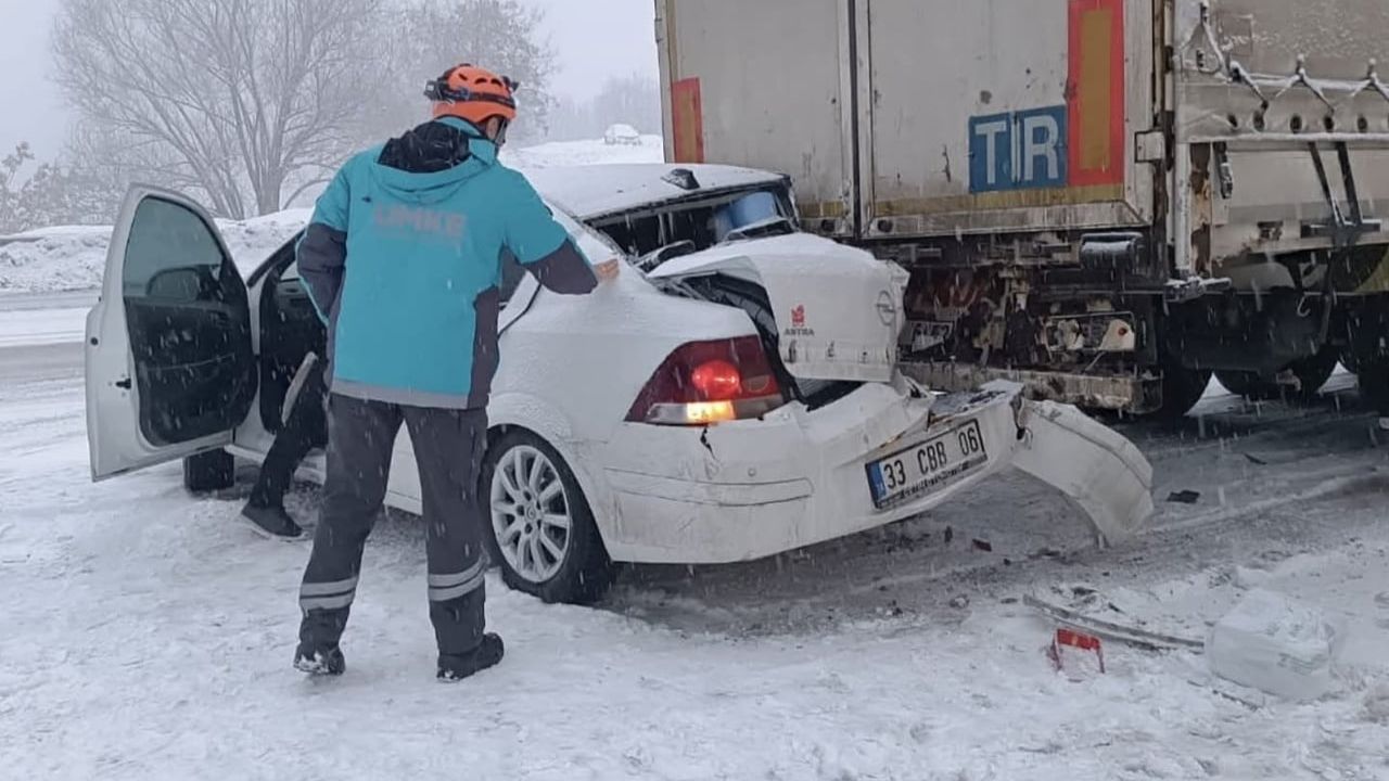 Bingöl'de Trafik Kazası: Kar ve Buzlanma Nedeniyle Otomobil Tıra Çarptı
