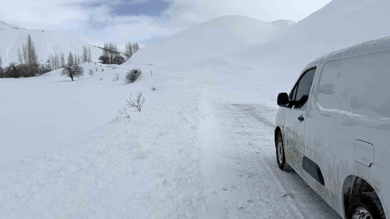 Bingöl'de Yedisu-Karlıova yoluna çığ düştü — Ekipler sevk edildi