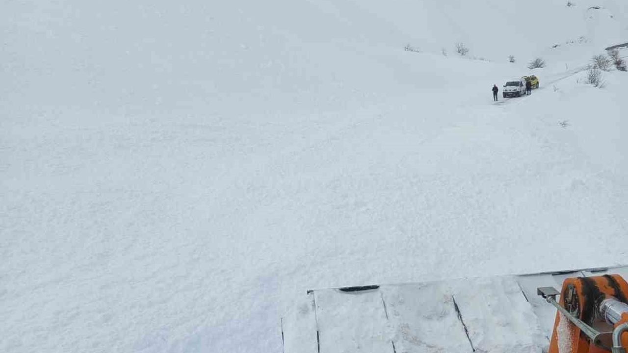 Bingöl'de Yedisu-Karlıova Yoluna Düşen Çığ Temizlendi