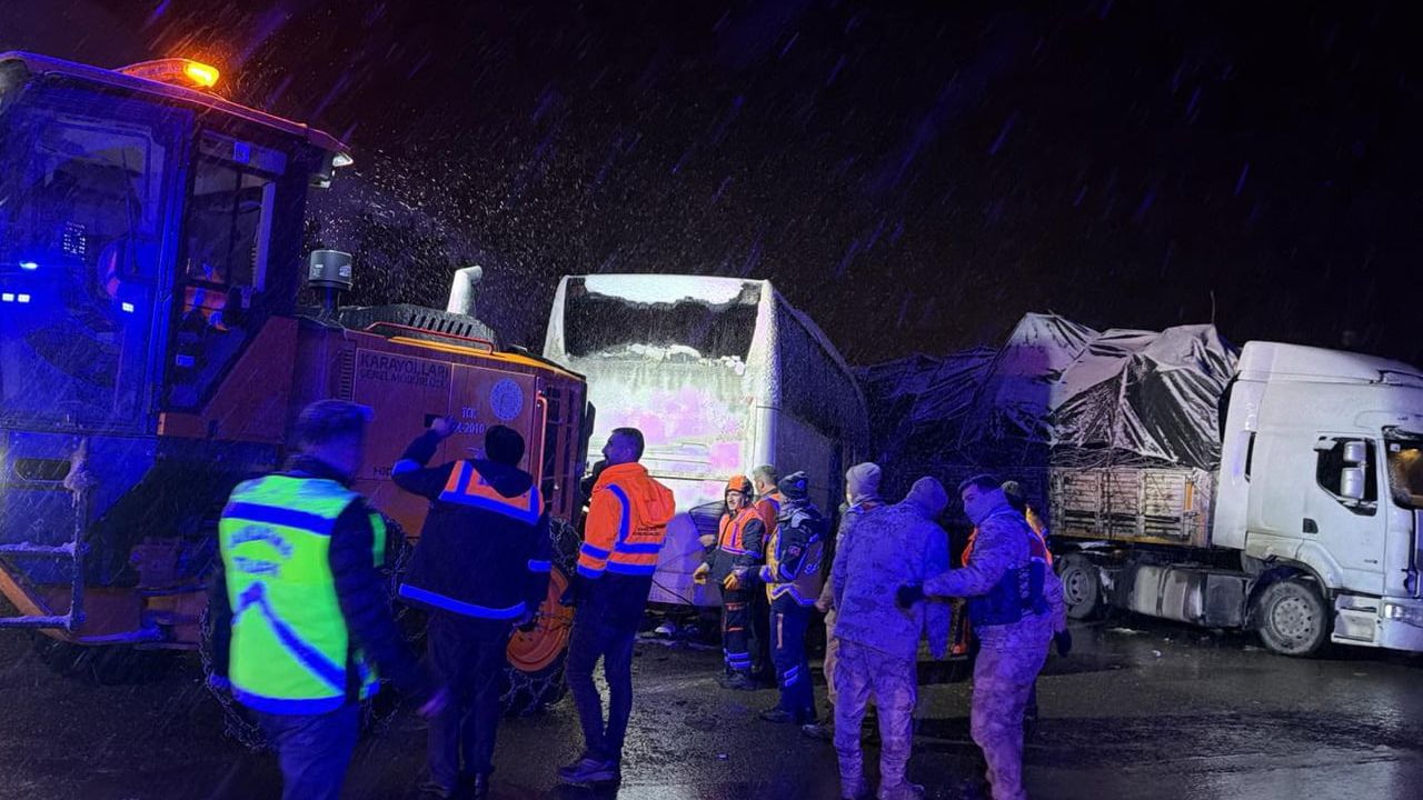 Bingöl'de Yolu Kapatan Tıra Otobüs Çarptı: 3 Yaralı