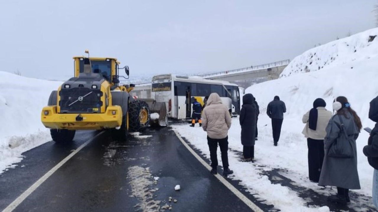 Bingöl Genç'te Midibüs Kara Saplandı — İş Makinesiyle Kurtarıldı