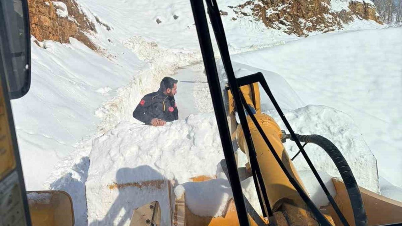 Bingöl Solhan'da Karbonmonoksit Zehirlenmesi: Ekipler İş Makinesiyle Müdahale Etti