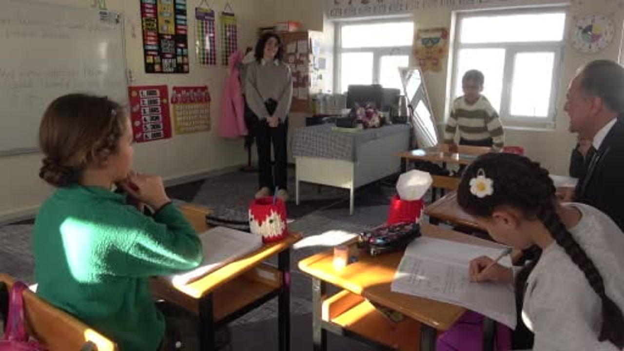 Bingöl Valisi Usta, Yaygınçayır'ın tek öğretmenli okulunda soba başında eğitimle buluştu