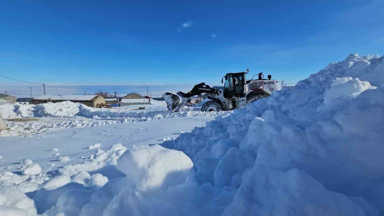 Bitlis Aydınlar'da Süphan Dağı Eteğinde Zorlu Kar Mesaisi