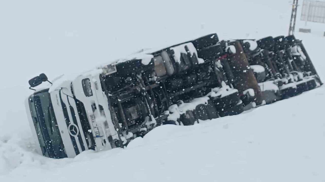 Bitlis-Tatvan'da Tır Devrildi: Kar ve Tipi Trafiği Aksattı