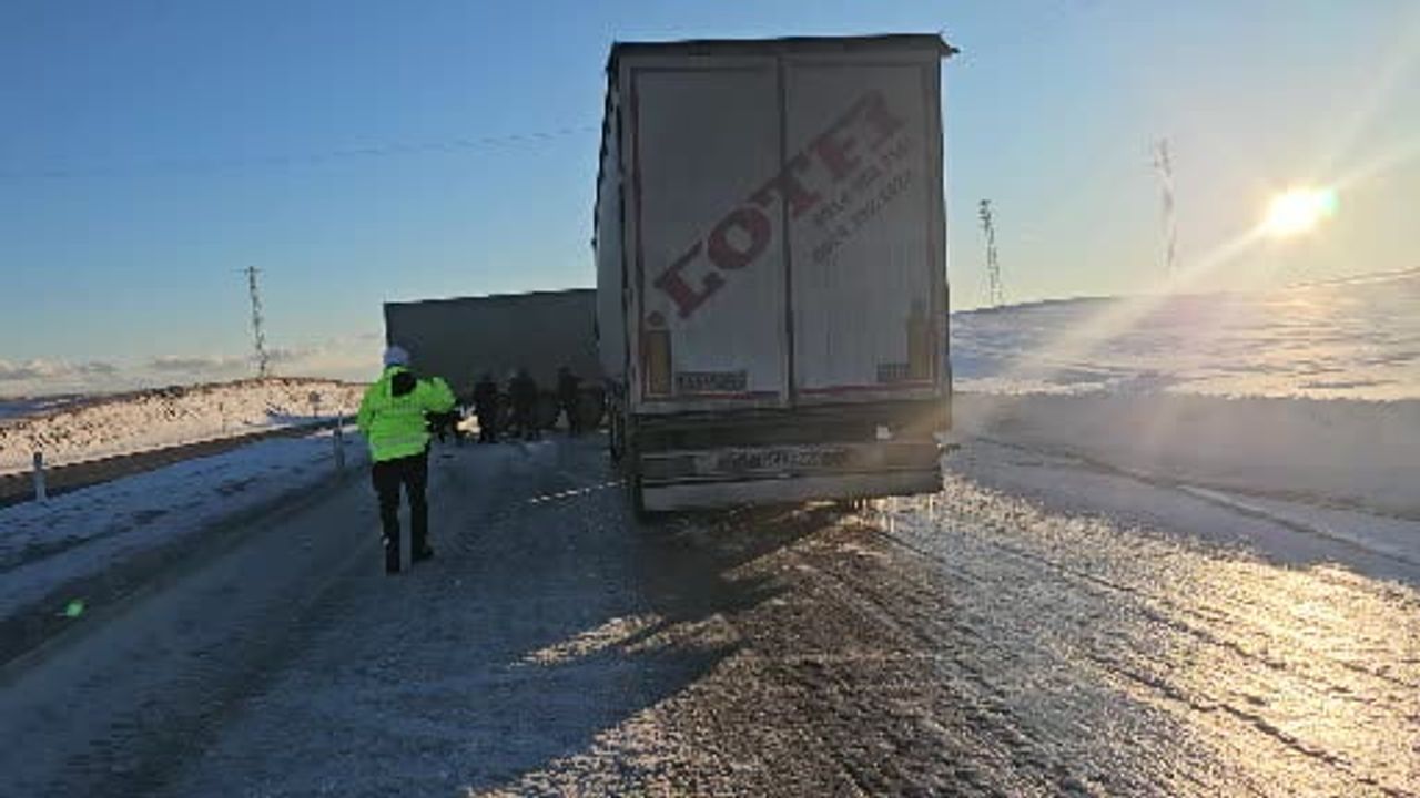 Bitlis'te Buzlanan Yolda Tır Kaydı, Adilcevaz-Erçiş Yolu Kapandı
