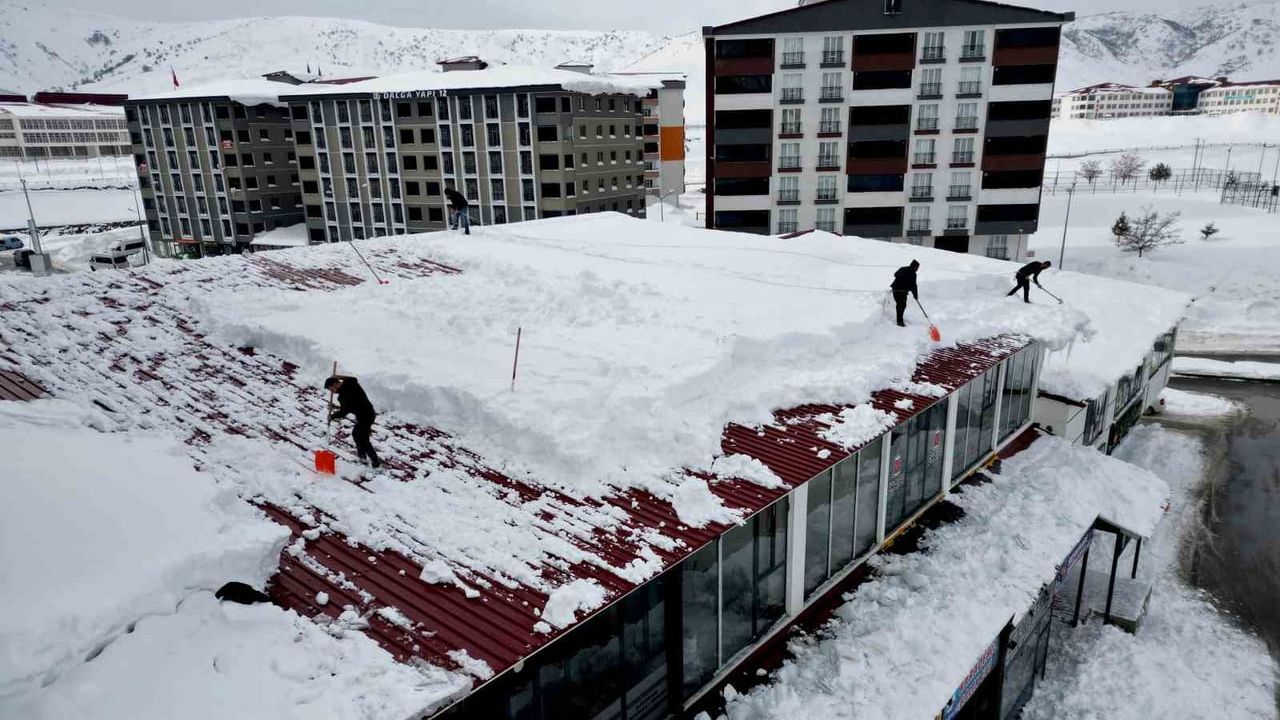 Bitlis'te Çatı Temizliği Seferberliği: Kar ve Buz Tehlikesine Karşı Önlem