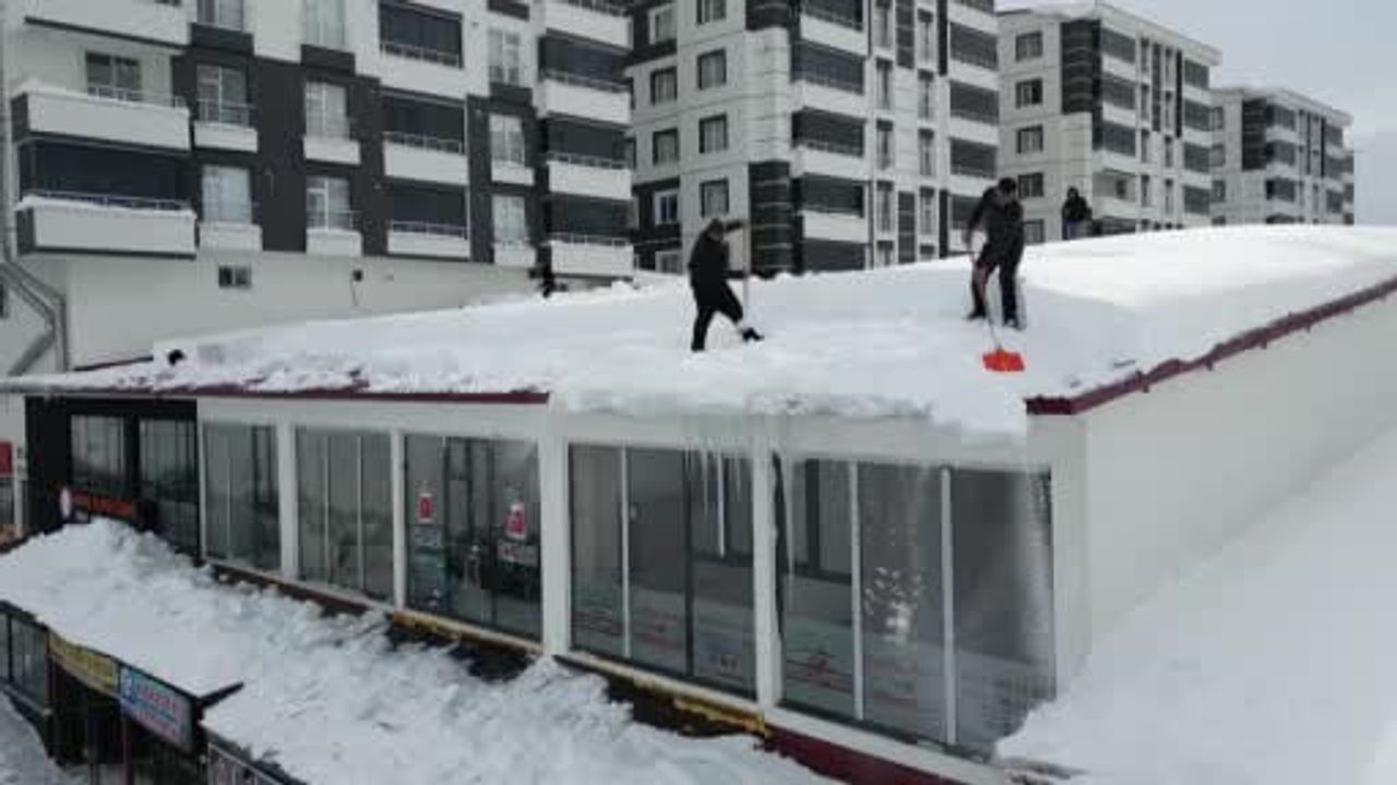 Bitlis'te Çatı ve Kar Temizliği Mesaisi Başladı