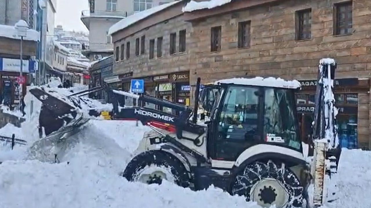 Bitlis’te Çatıda Biriken Tonlarca Kar İş Makinesinin Üzerine Düştü