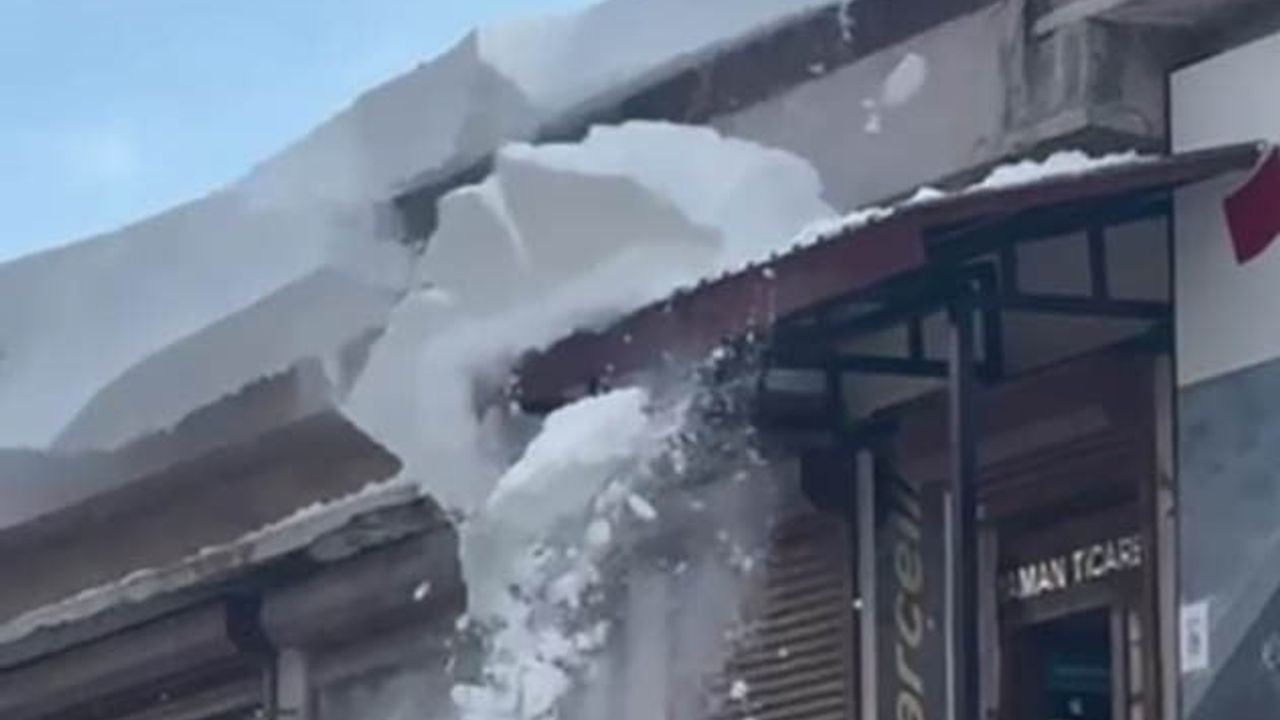 Bitlis'te Çatıdan Düşen Kar Kütleleri Paniğe Yol Açtı