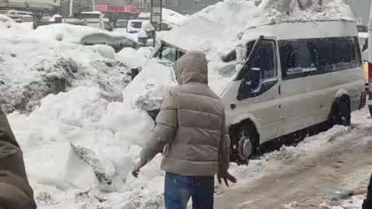 Bitlis'te çatıdan düşen kar minibüse düşerek hasara yol açtı
