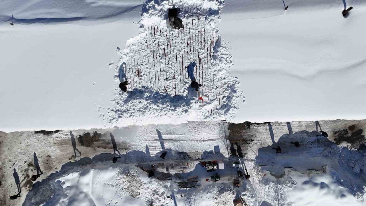 Bitlis'te Çatılarda Tehlikeli Kar Temizliği