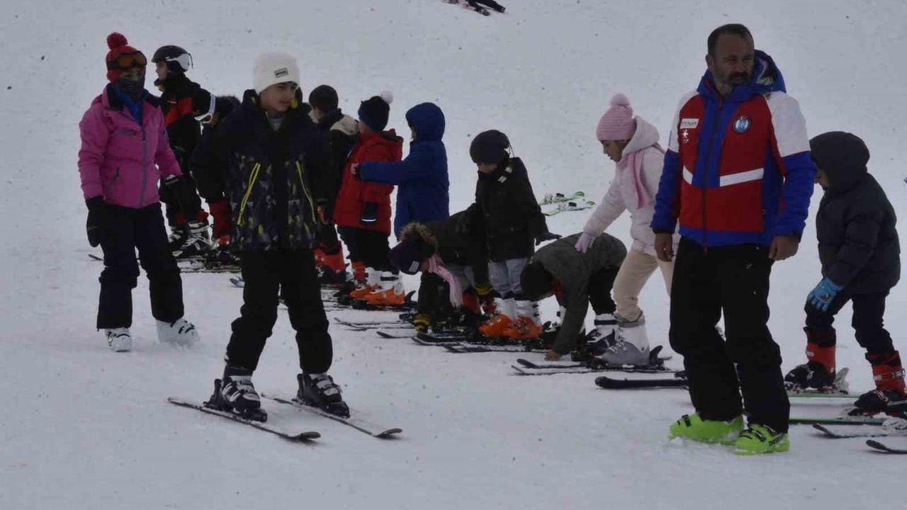 Bitlis'te Çocuklar Yarıyıl Tatilinde Kayak Öğreniy…