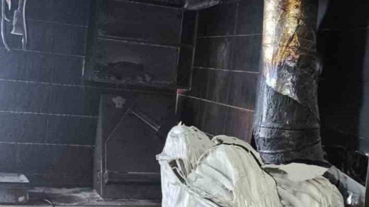 Bitlis'te Güroymak'ta Restoran Yangını: İş Yeri Kullanılamaz Hale Geldi