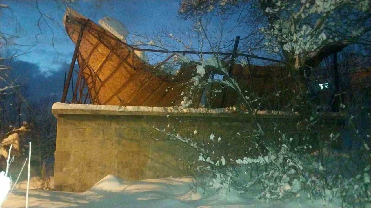 Bitlis'te Kar Çatıyı Çöktürdü: Hacıyusuflar Sokak'ta Ev İkiye Bölündü