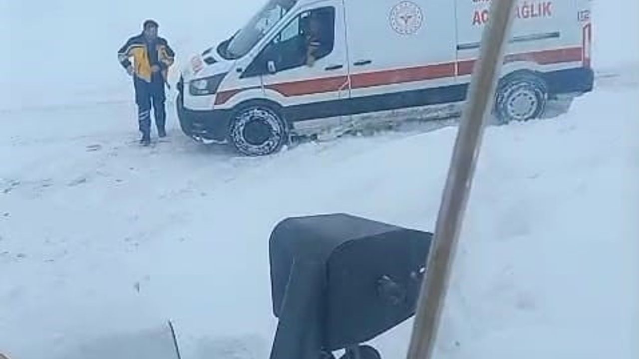 Bitlis'te Kar Engeli: Ambulansa Karayolları Ekipleri Yetişti