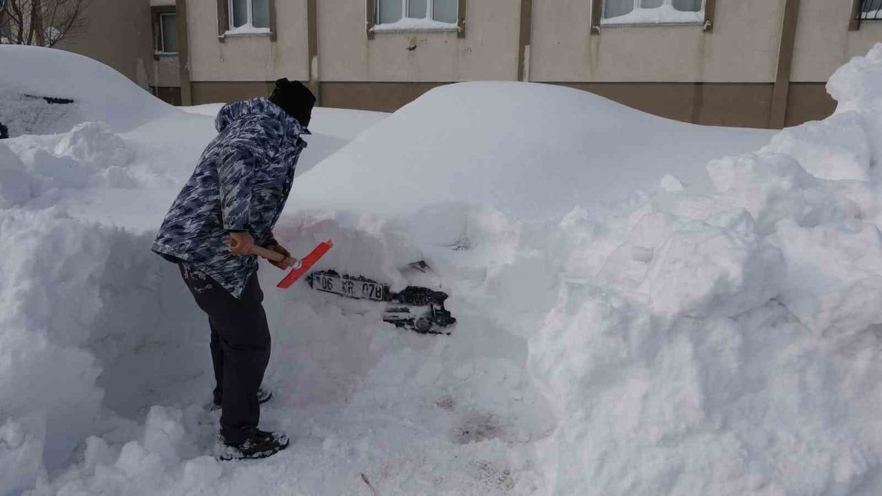 Bitlis'te Kar Felaketi: Araçlar Metrelerce Kar Altında