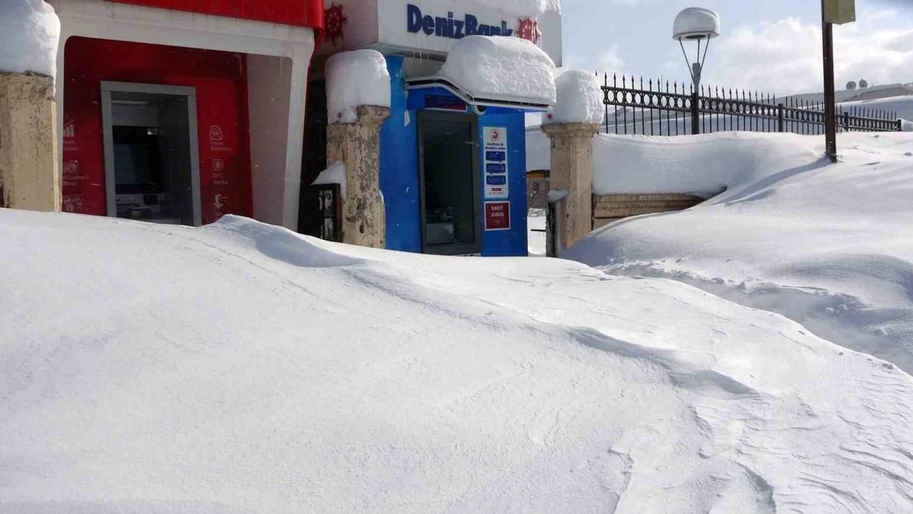 Bitlis’te Kar Kabusu: Kar Kalınlığı Yer Yer 2 Metreyi Aştı