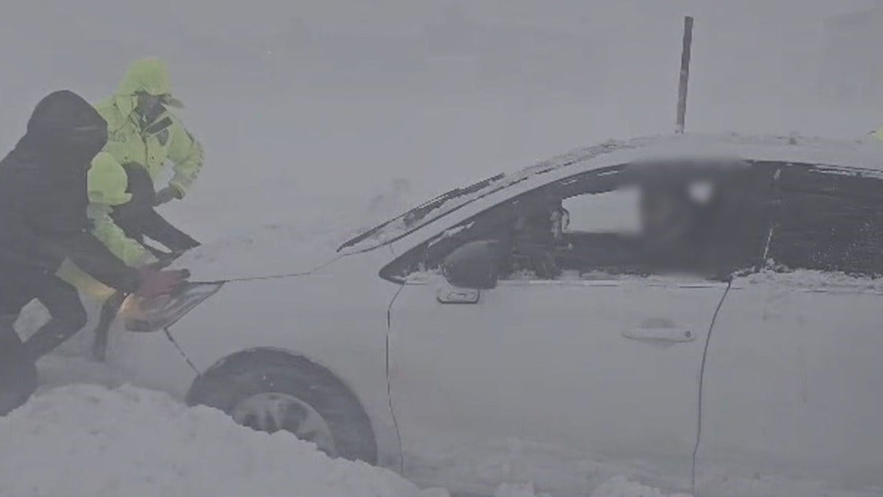 Bitlis'te Kar Motoru Trafikte Hayati Rol Üstleniyor