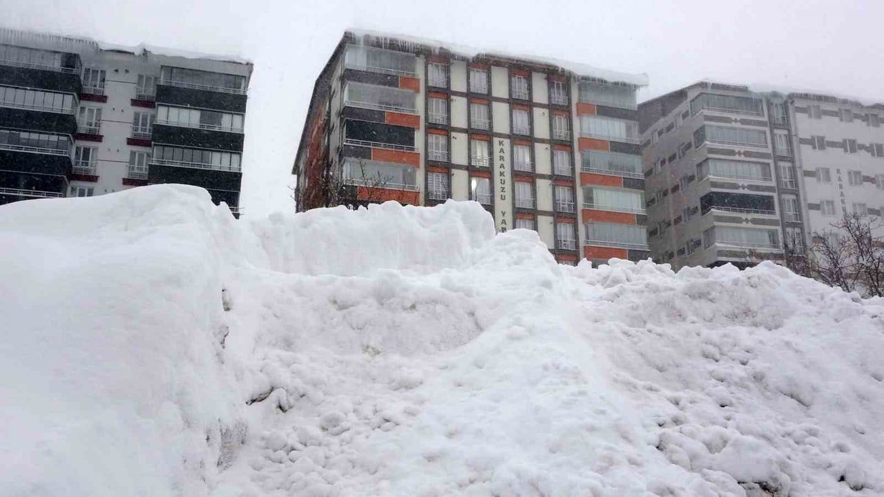 Bitlis'te Kar, Tipi ve Fırtına: 211 Köy Yolu Ulaşı…