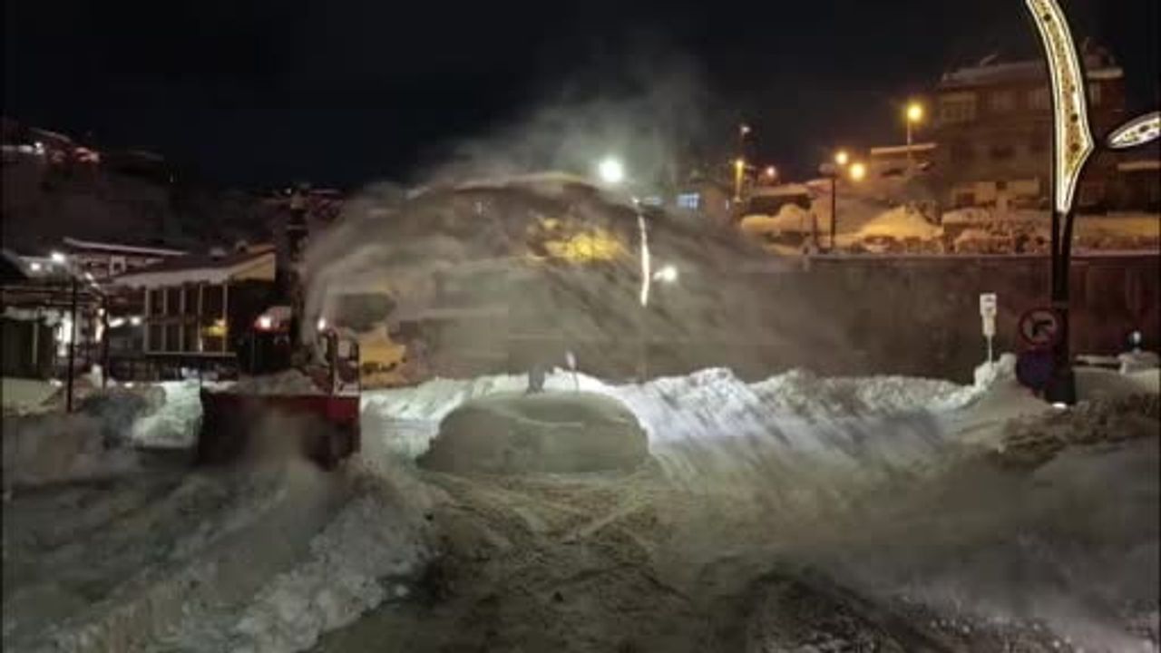 Bitlis’te Karla Mücadele Geceli Gündüzlü Sürüyor — Buz Sarkıtı Tehlikesi