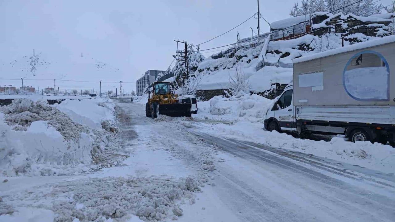 Bitlis’te Karla Mücadele Hız Kesmedi: 50 İş Makinesi, 70 Personel