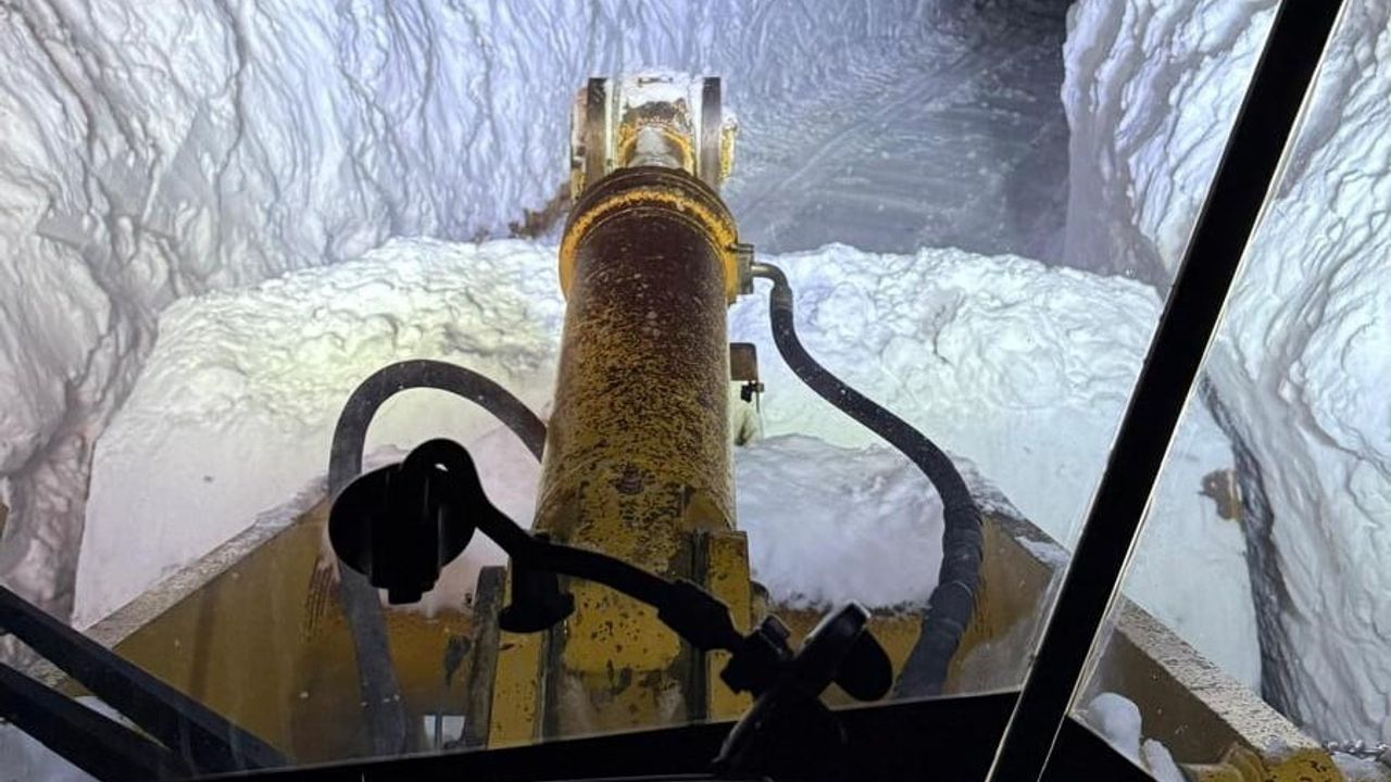 Bitlis'te Karla Mücadele: Köy Yolları Tek Tek Açılıyor