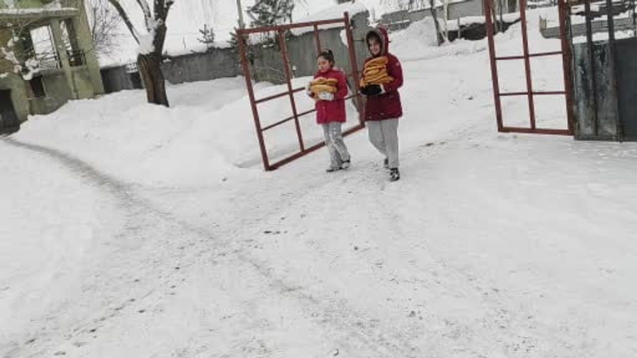 Bitlis'te Karne Tatilinde İki Kardeşten Yaban Hayvanlarına Şefkat