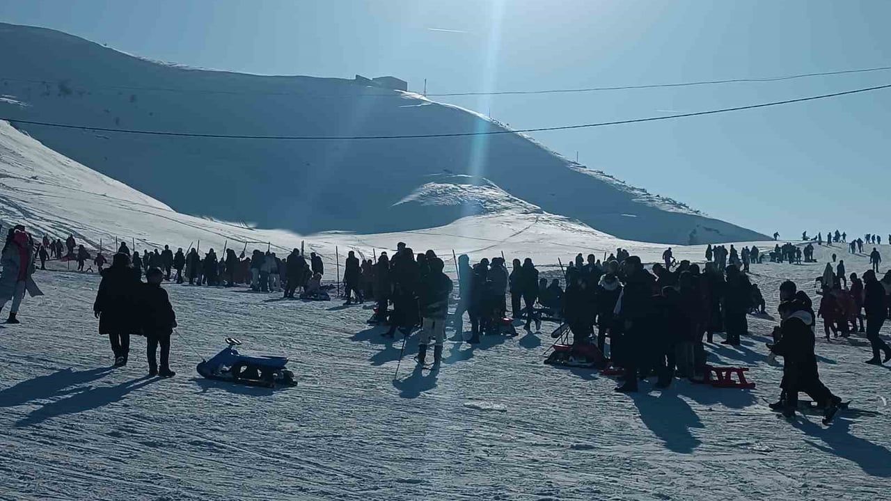 Bitlis'te Kayak Merkezine Yoğun İlgi: El Aman Hanı Dolup Taştı