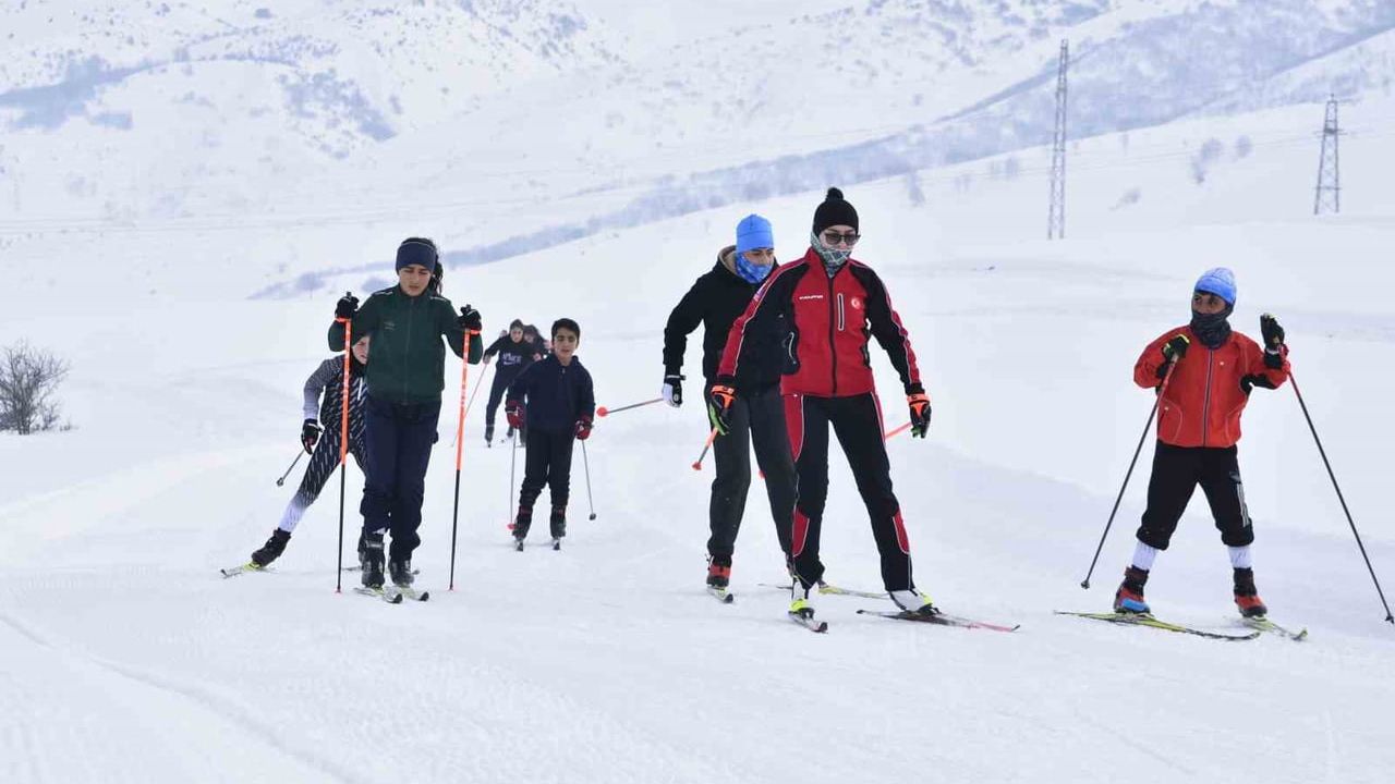Bitlis'te Kayaklı Koşucular Eksi 15'te Şampiyonluk Mesaisi