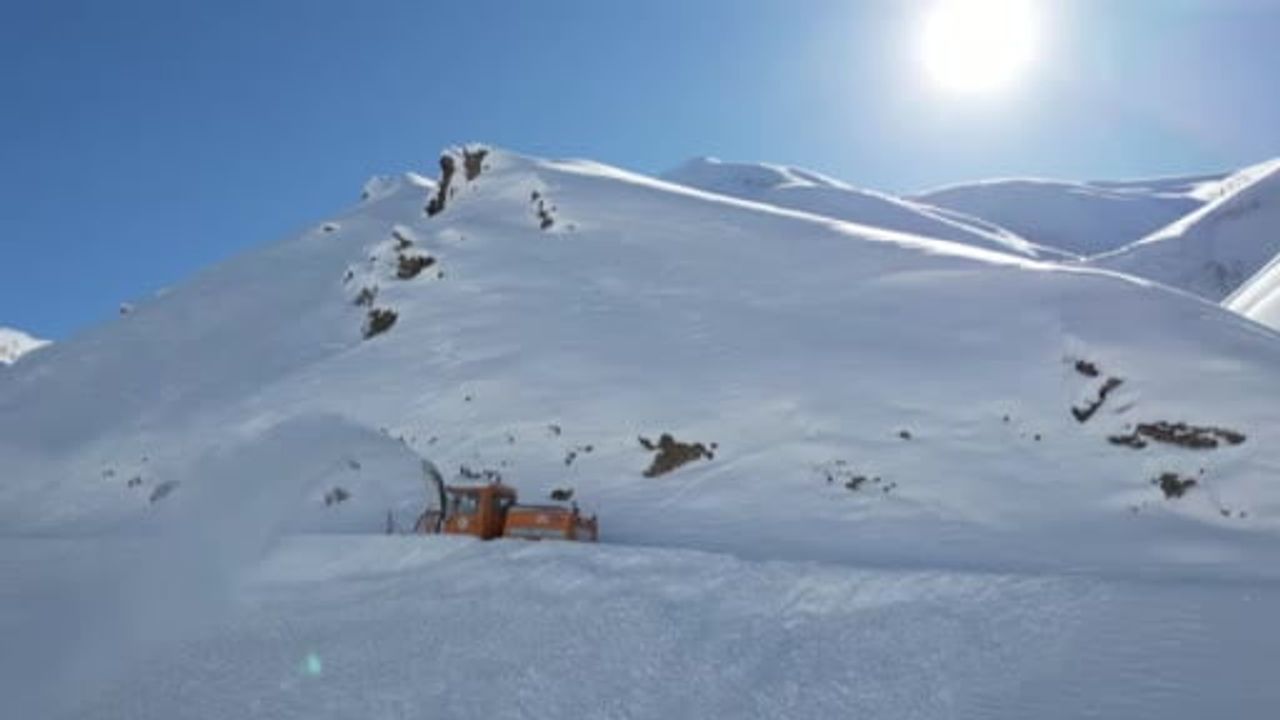 Bitlis’te Köy Yollarında 3 Metrelik Karla Mücadele 7/24 Sürüyor