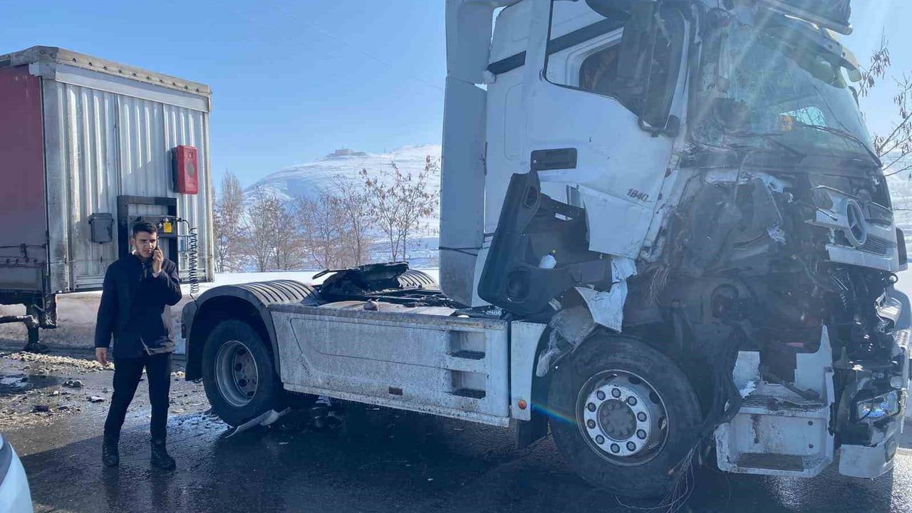 Bitlis'te Rahva Mevkiinde İki Tır Çarpıştı — Maddi Hasar, Yaralanma Yok