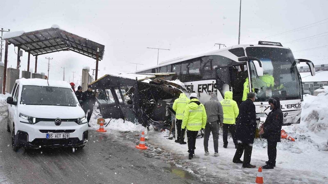 Bitlis’te Yolcu Otobüsü Polis Noktasına Çarptı — O Anlar Kamerada