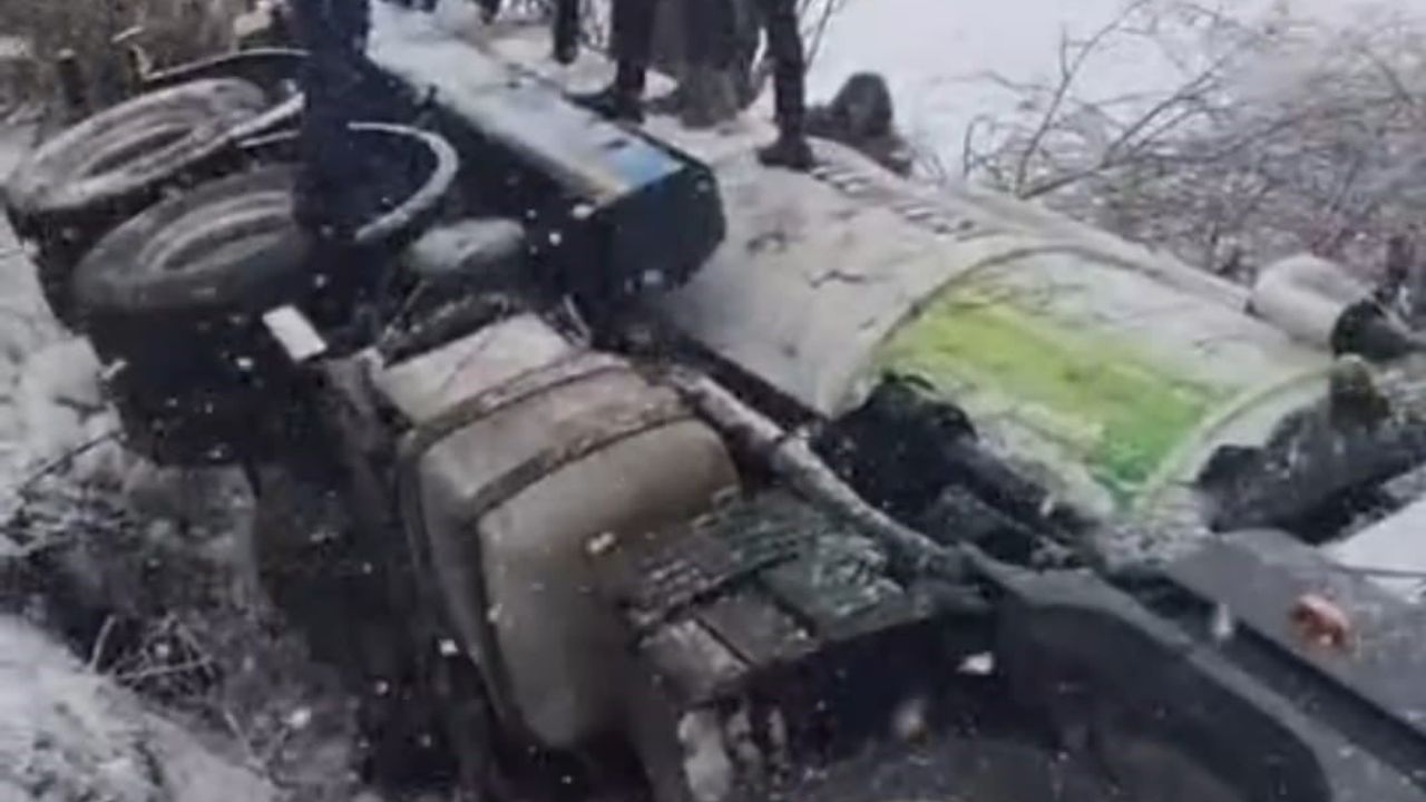 Bitlis: Yolalan Belde Belediyesine Ait Vidanjör Şarampole Devrildi