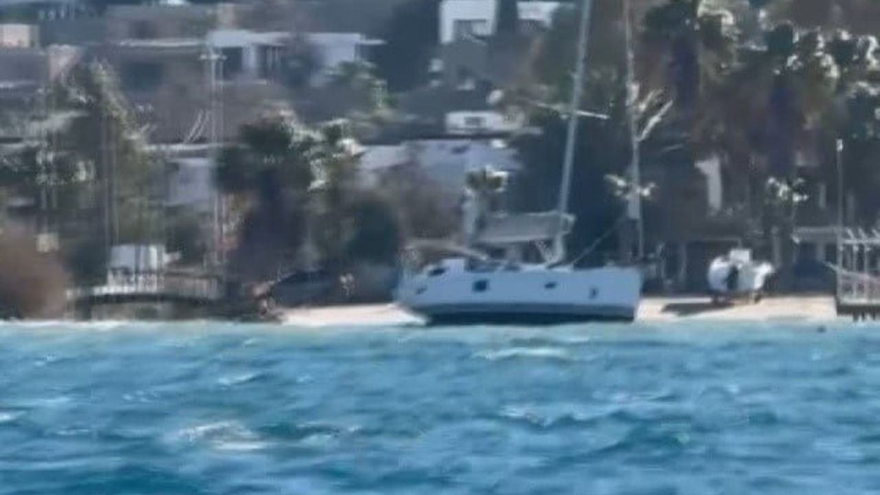 Bodrum'da Fırtına: 12 Metrelik Yelkenli Karaya Oturdu