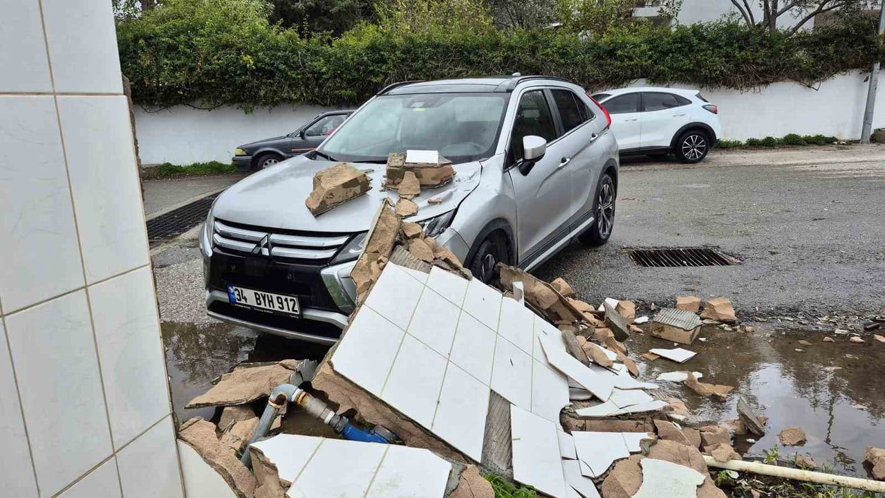 Bodrum'da fırtına günlük hayatı aksattı: Feribot seferleri iptal