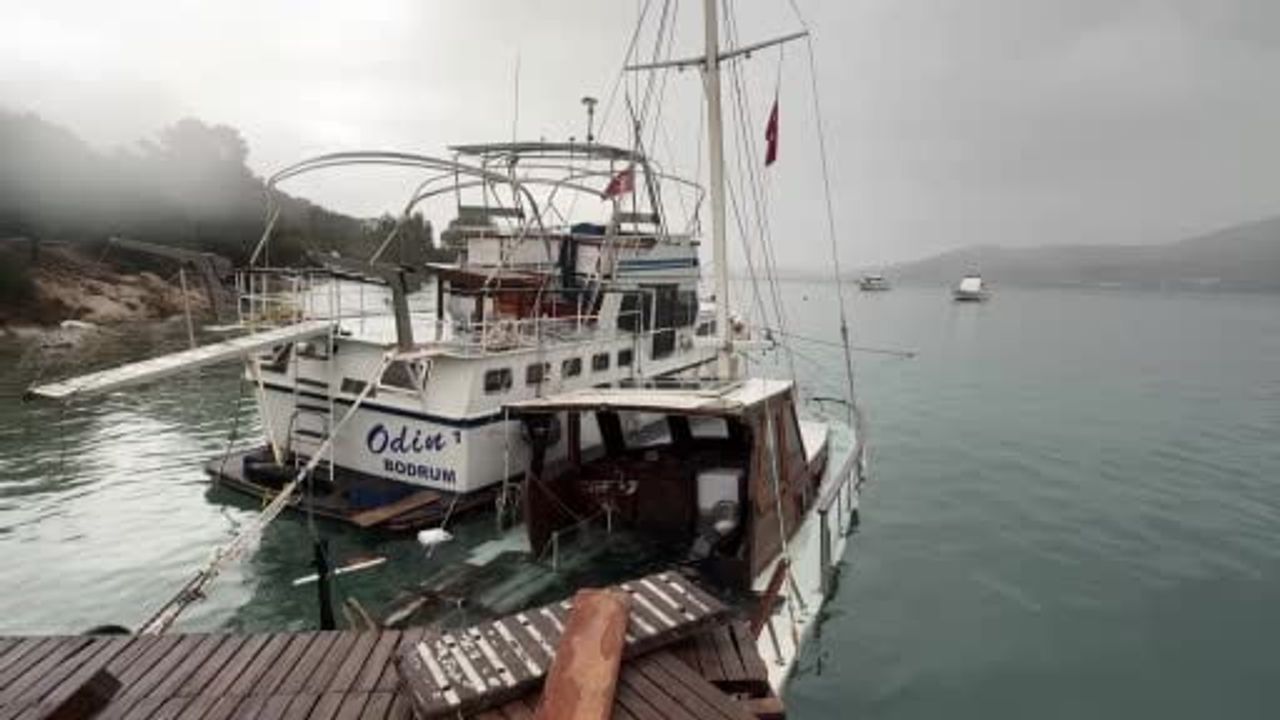 Bodrum'da Fırtına Hasarı: Tekneler Battı, Bazıları Karaya Vurdu