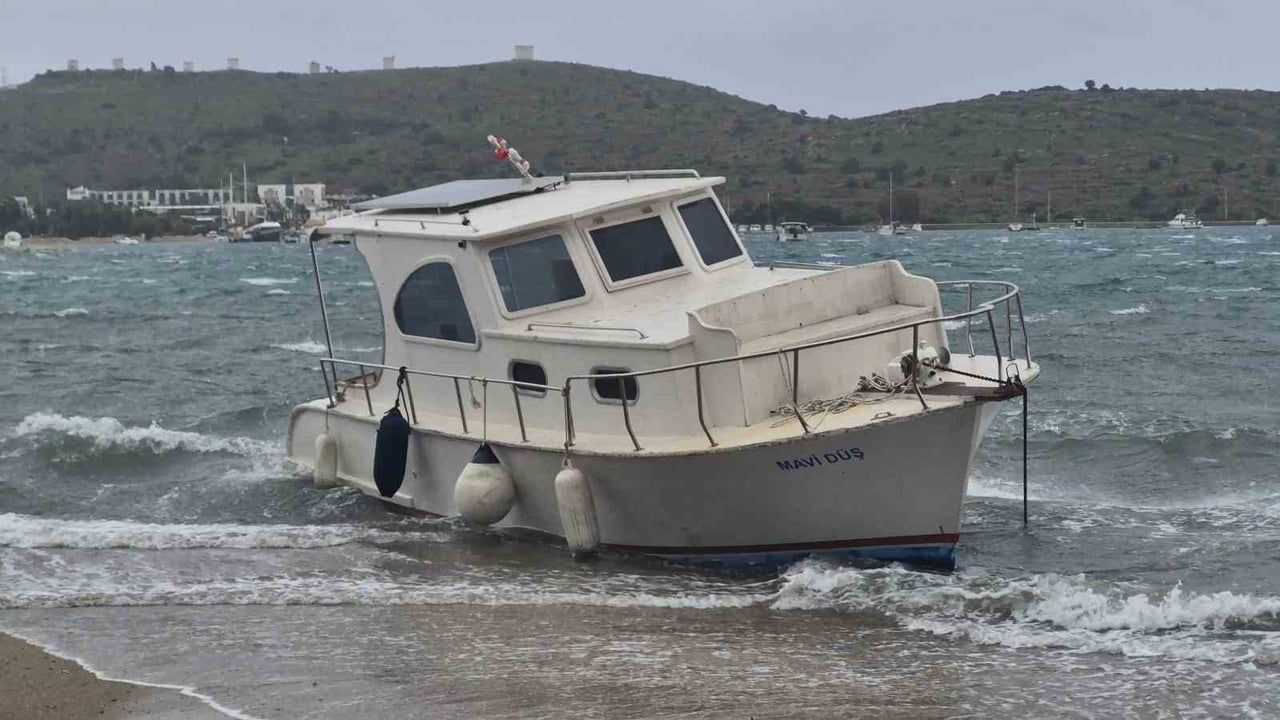 Bodrum'da Fırtına: Tekneler Karaya Vurdu, Feribot Seferleri İptal