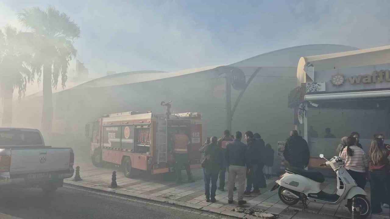 Bodrum'da LC Waikiki Depo Yangını: Sokaklar Dumanla Kaplandı