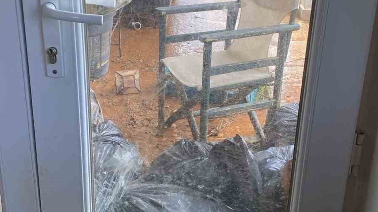 Bodrum’da Sağanak: Kamyonet Mahsur Kaldı, İstinat Duvarı Çökünce Ev Sular Altında