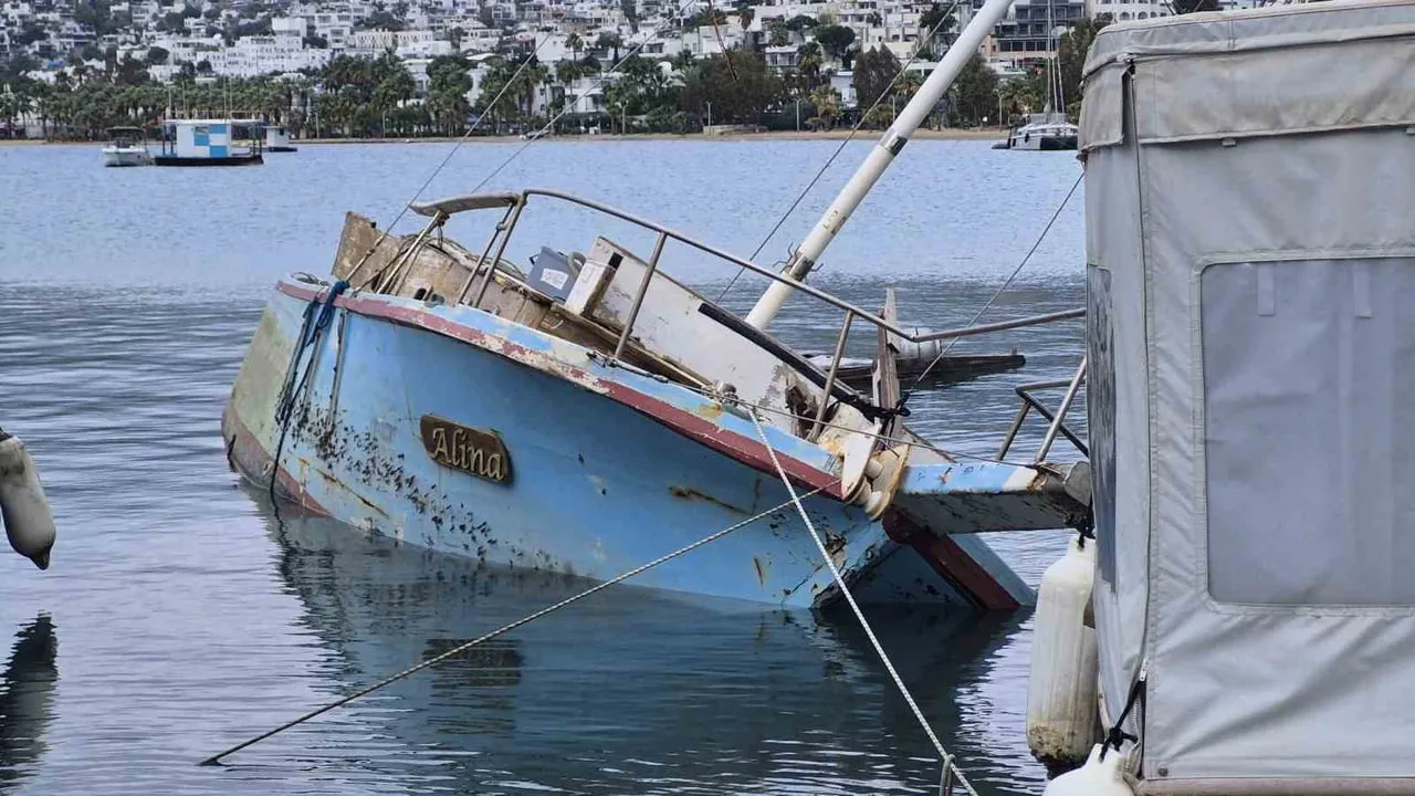 Bodrum Gümbet'te Kuvvetli Rüzgar 13 Metrelik Yelkenliyi Yarı Batırdı