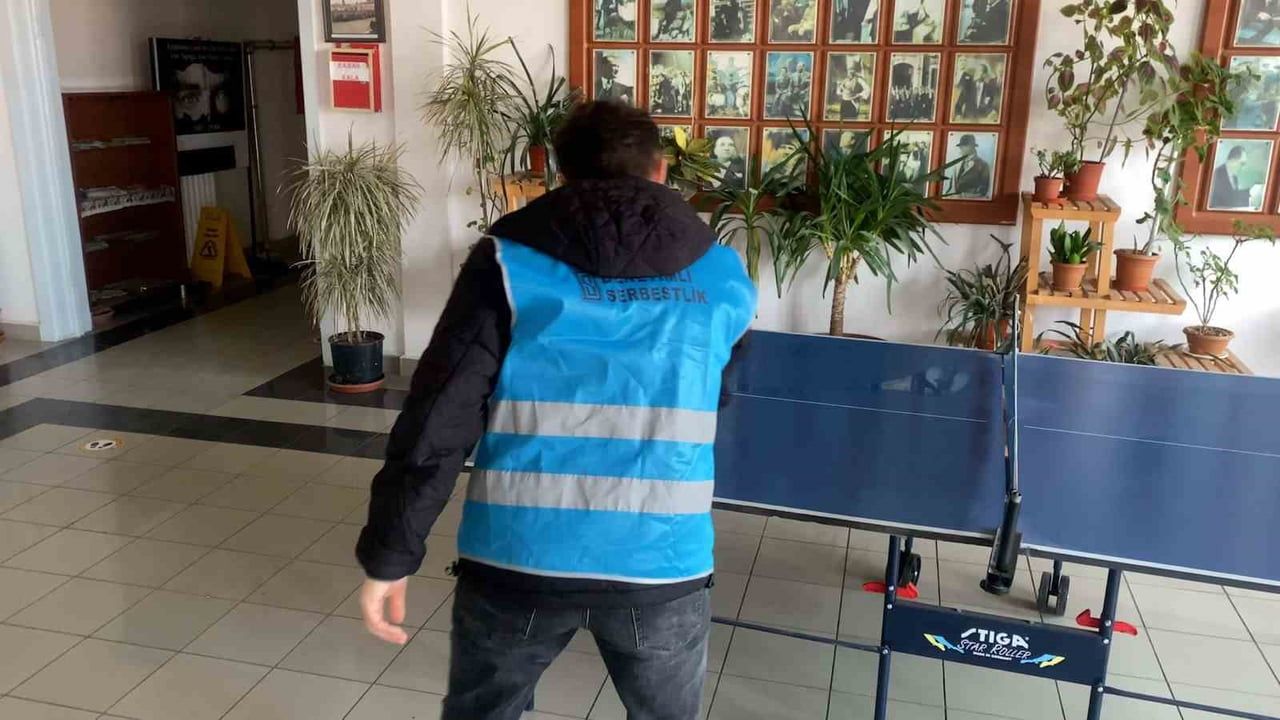 Bolu'da denetimli serbestlik yükümlüleri yarıyıl tatilinde okulları temizledi