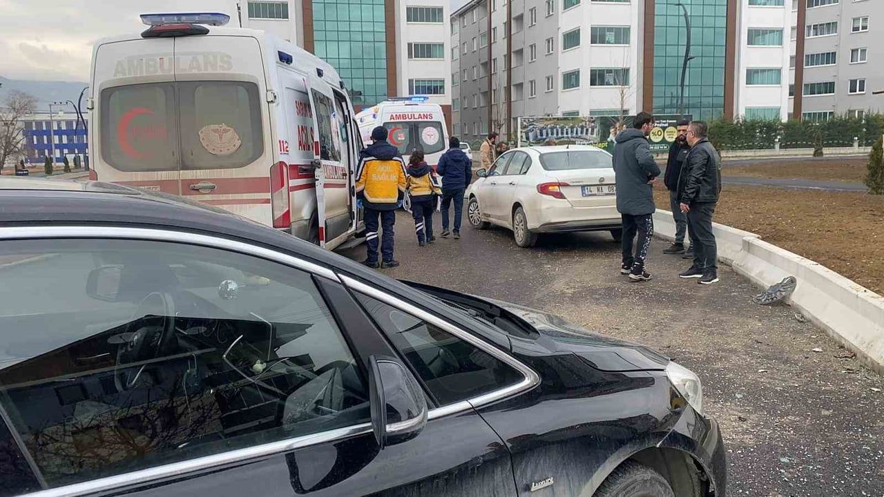 Bolu'da Kavşakta İki Otomobil Çarpıştı: 1 Yaralı