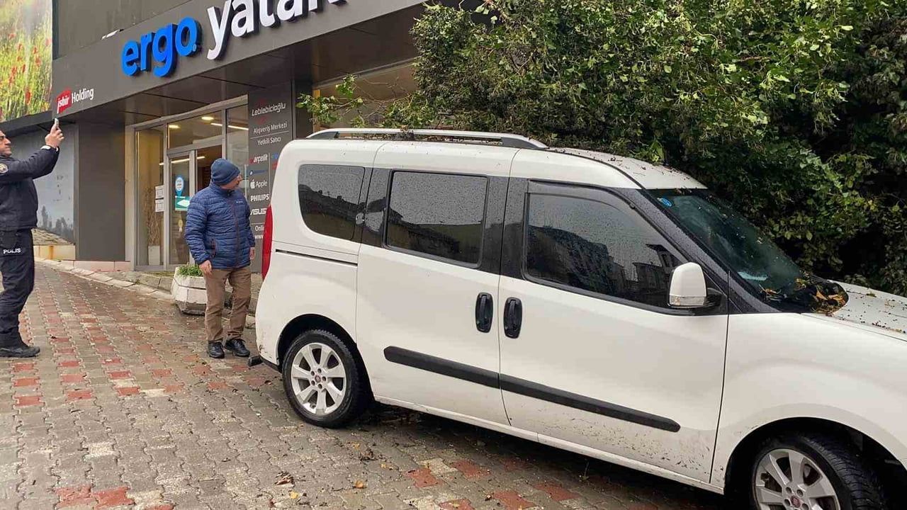 Bolu'da metruk 3 katlı bina çöktü, park halindeki otomobile devrildi