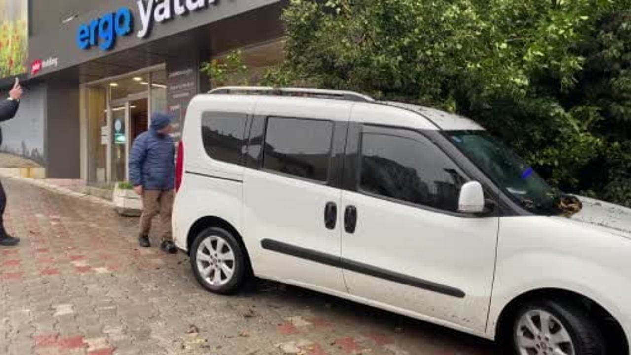 Bolu'da Metruk Bina Çöktü: Namaz İçin Park Eden Vatandaşın Aracı Hasarlandı